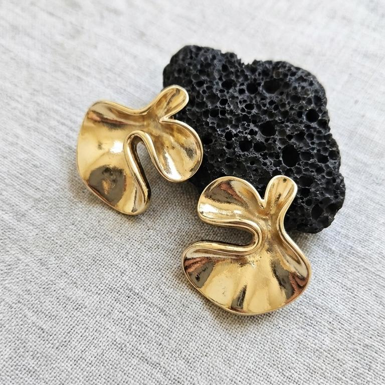Brincos Orvalho Dourado – Design Orgânico e Fluido Banhado a Ouro 18k (1 ano de garantia)