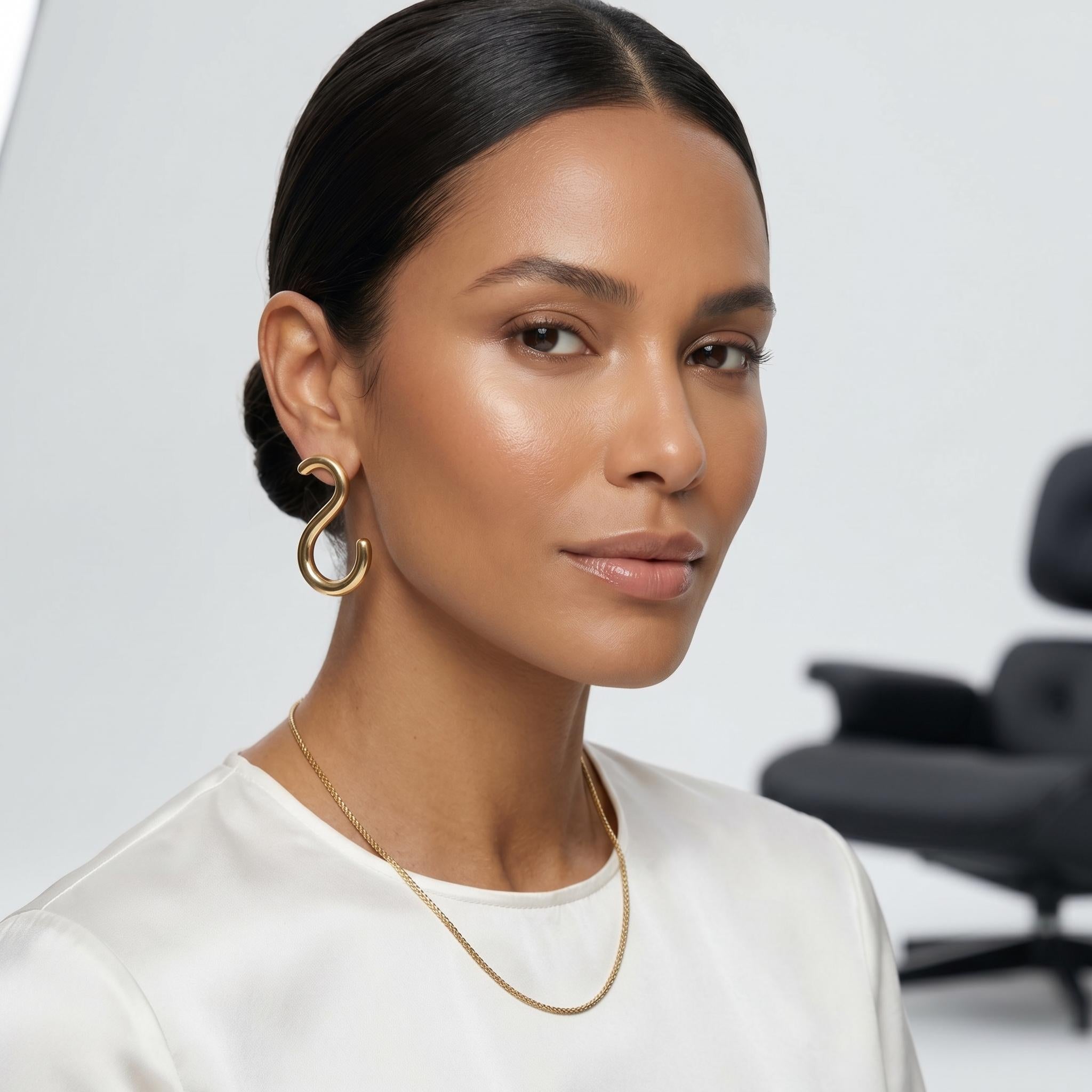 Brinco Sinuoso "S" Gold – Design Orgânico e Minimalista em Banho de Ouro (1 ano de garantia)