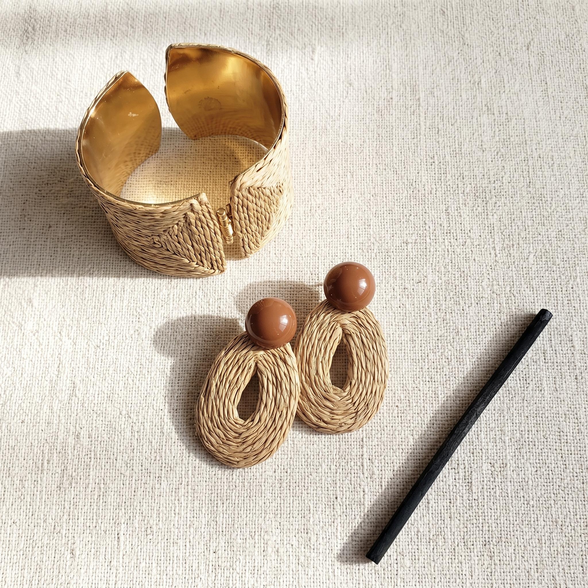 Conjunto de Palha Natural e Ouro: Bracelete Cuff e Brincos Ovais (1 ano de garantia)