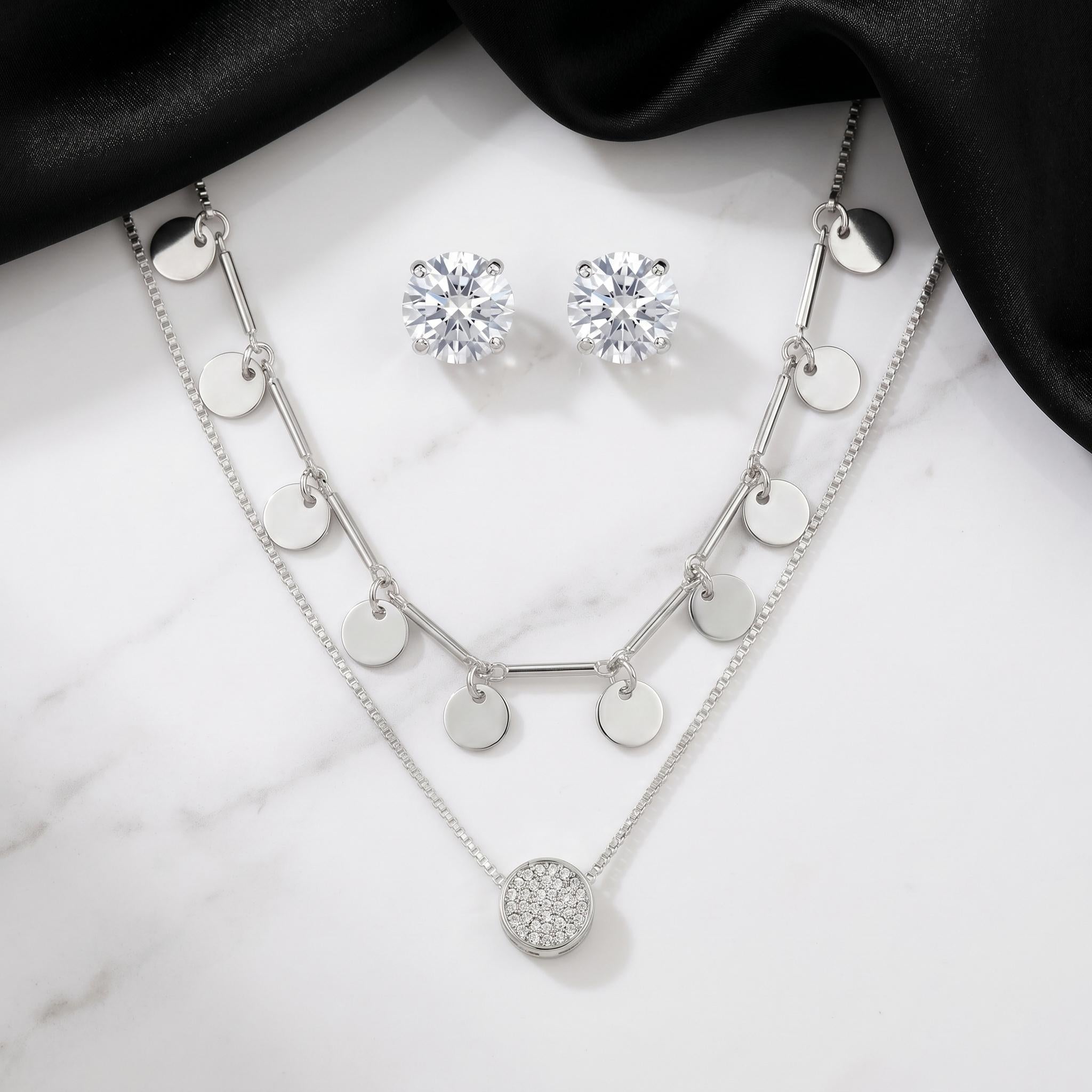 Conjunto Colar Duplo Medalhinha e Brinco Ponto de Luz Banhado a Prata 925