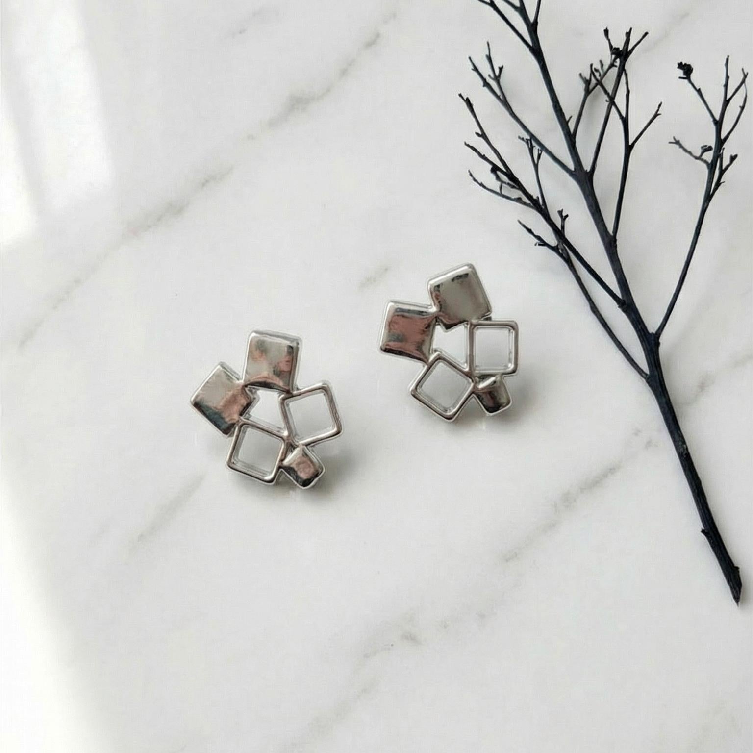 Brincos Geométricos Abstratos em Banho de Prata Polida (1 ano de garantia)