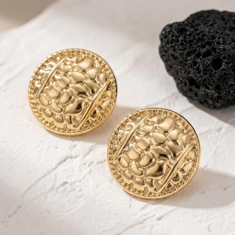 Brinco Botão Dourado Martelado - Banhado a Ouro 18k (1 ano de garantia!)